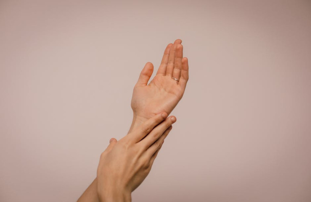 Wat is het verschil tussen natuurlijke en synthetische huidverzorging?