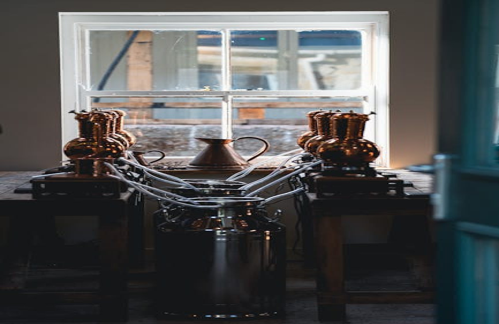 Art nouveau interieur inrichten met koperkleur voor een elegante en warme uitstraling