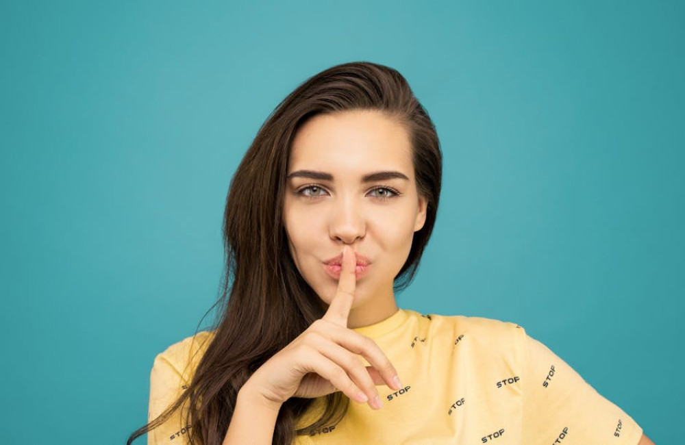 Waarom voelen veel mensen zich ongemakkelijk in stiltes tijdens een gesprek?