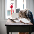 Wat betekent het spreekwoord 'iets op de lange baan schuiven'?