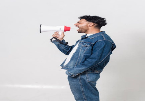 Waarom klinkt je eigen stem anders op een opname?